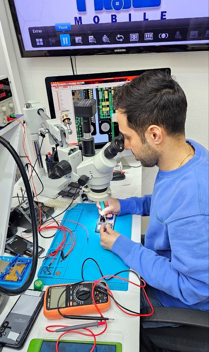 Smartphone-Reparatur mit Mikroskop