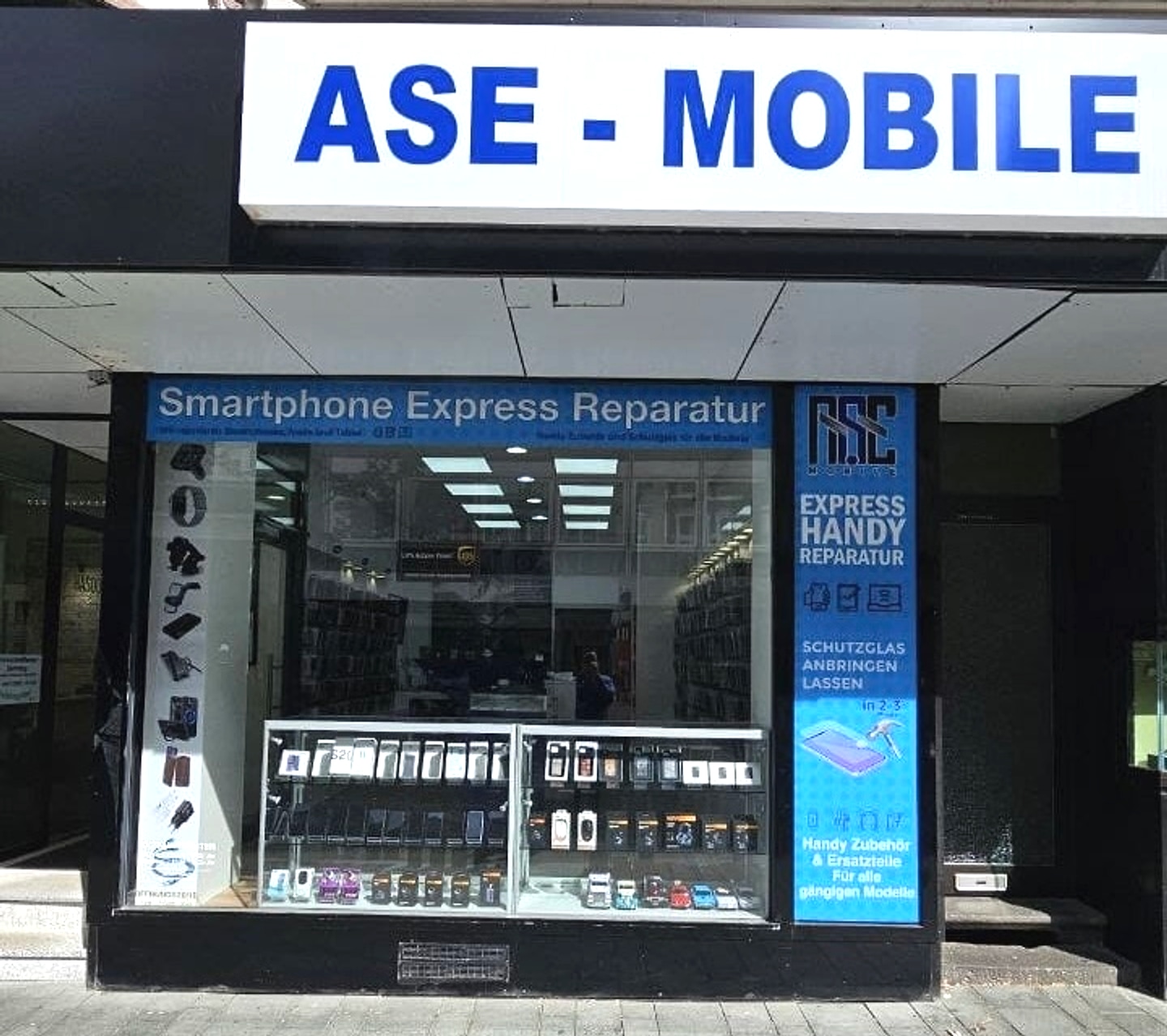 Außenansicht des ASE-Mobile Geschäfts in Bergisch Gladbach