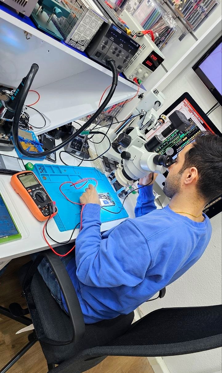 Smartphone-Reparatur am Mikroskop im ASE-Mobile Laden